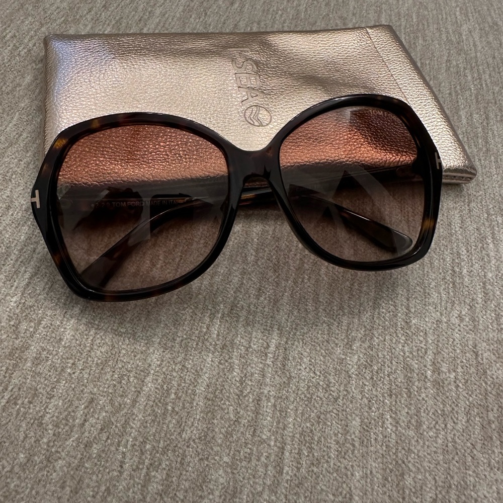 Tom Ford tortoise sunglasses 😎